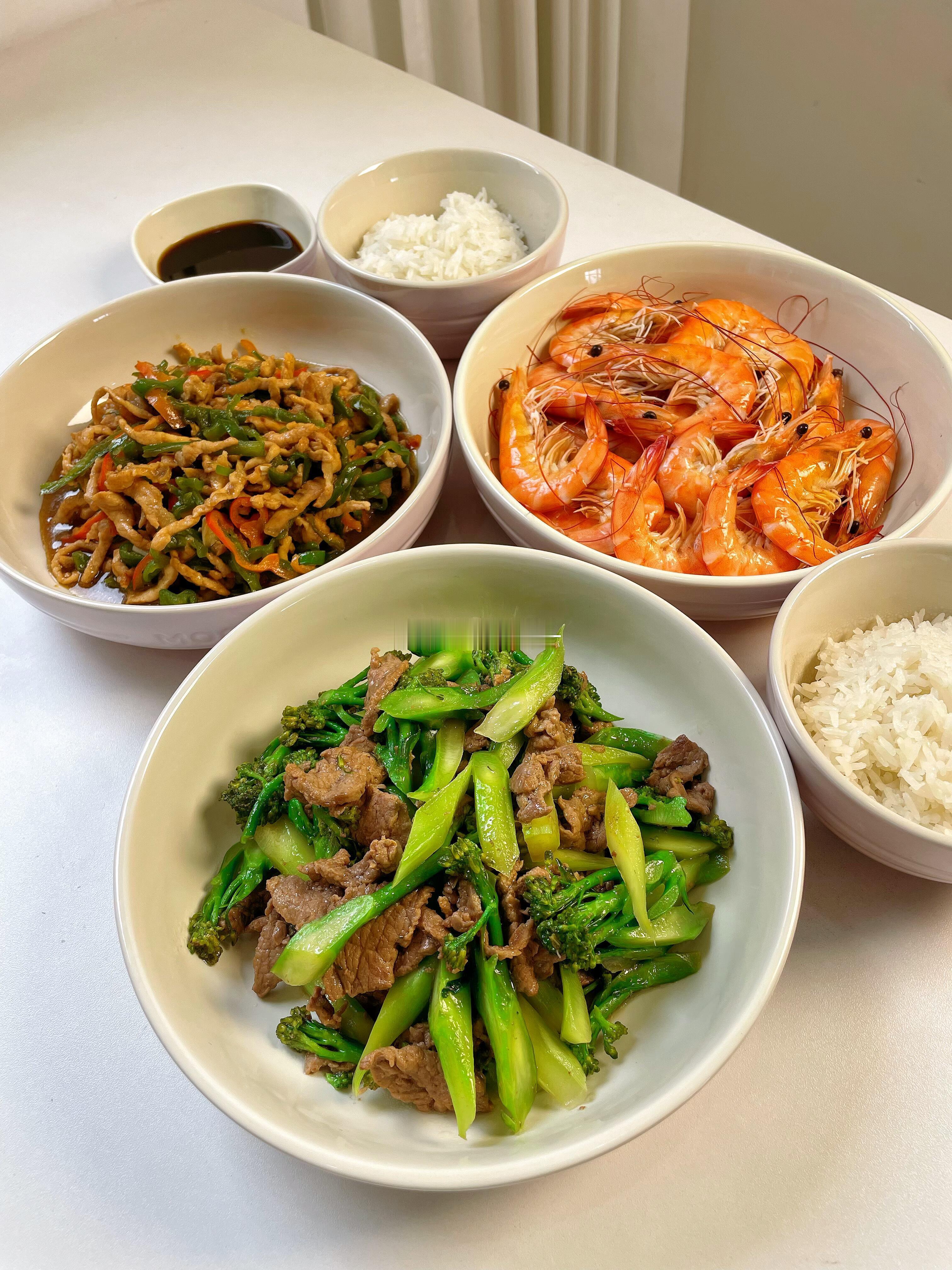 今日晚餐分享 今天吃了青椒炒肉丝 白灼虾 西兰苔炒牛肉！ ​​​