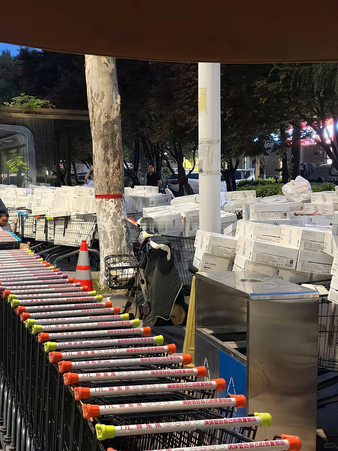 胖东来的代购，做个人吧想去买个啤酒，超市里一瓶也没有全让代购拉走了…一车又一车
