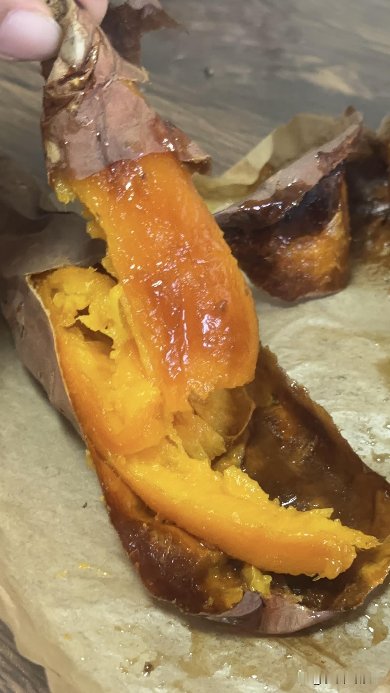 一张图证明冬天来了冬天的标配，烤红薯，热乎乎，香喷喷，甜蜜蜜🥰