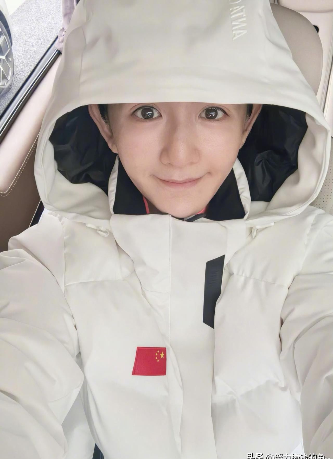 她素颜套着冬奥队服自拍，评论区炸了：“不会滑吧？
”“毛坯生活精装朋友圈。
”