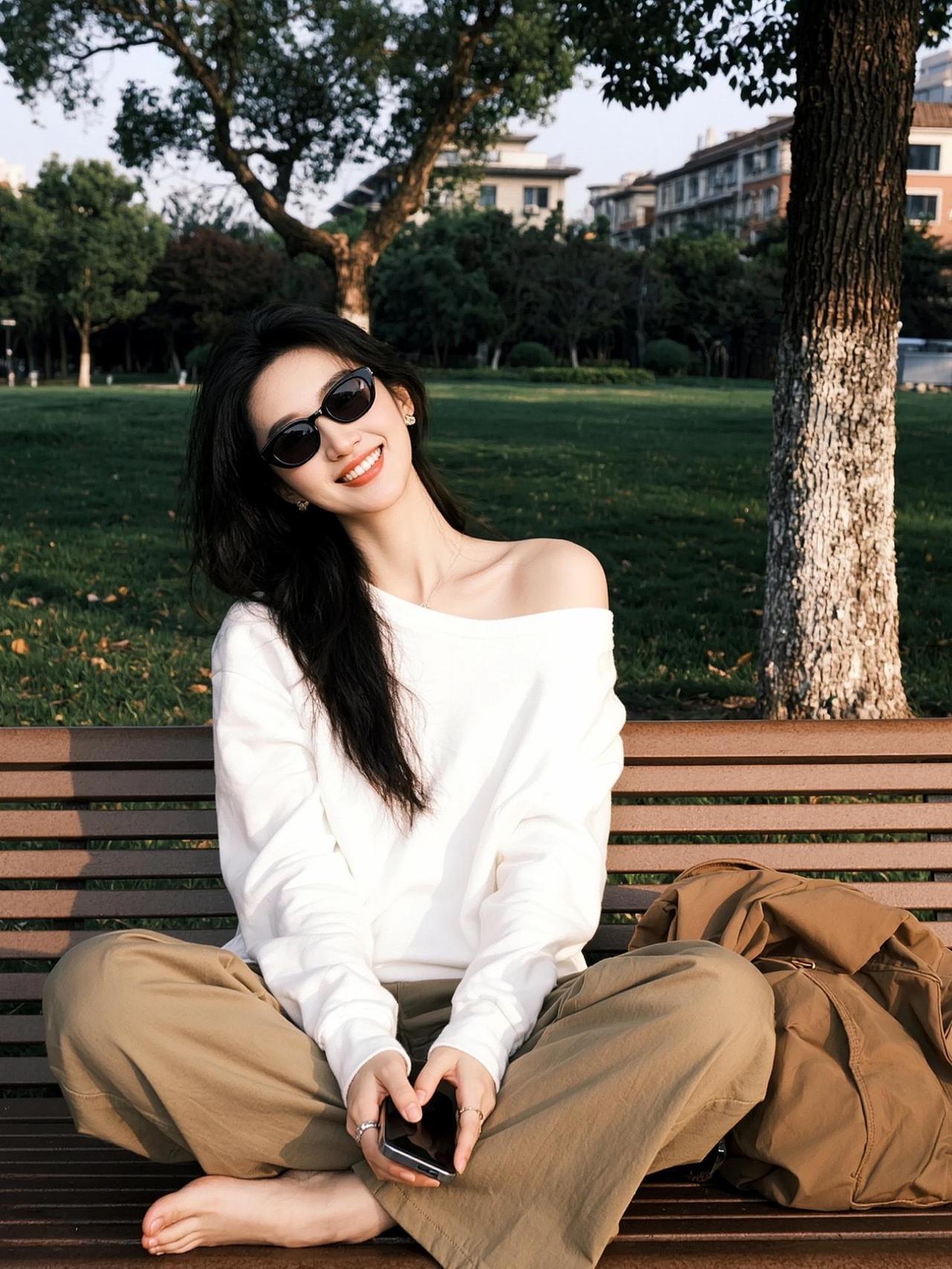 推荐一字肩纯棉上衣AI墨镜氛围感写真 随变ai随便玩 露肩穿搭 一字肩上衣