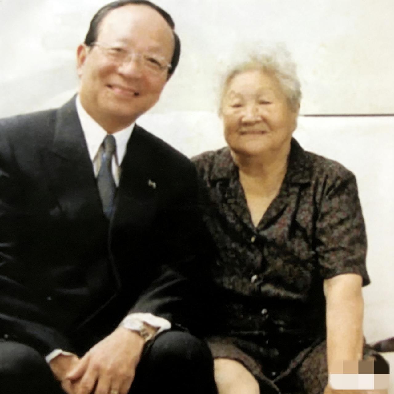 90年代，蒋孝严探望“母亲”，一张罕见的合影，镜头中这位白发苍苍的老人看上去非常