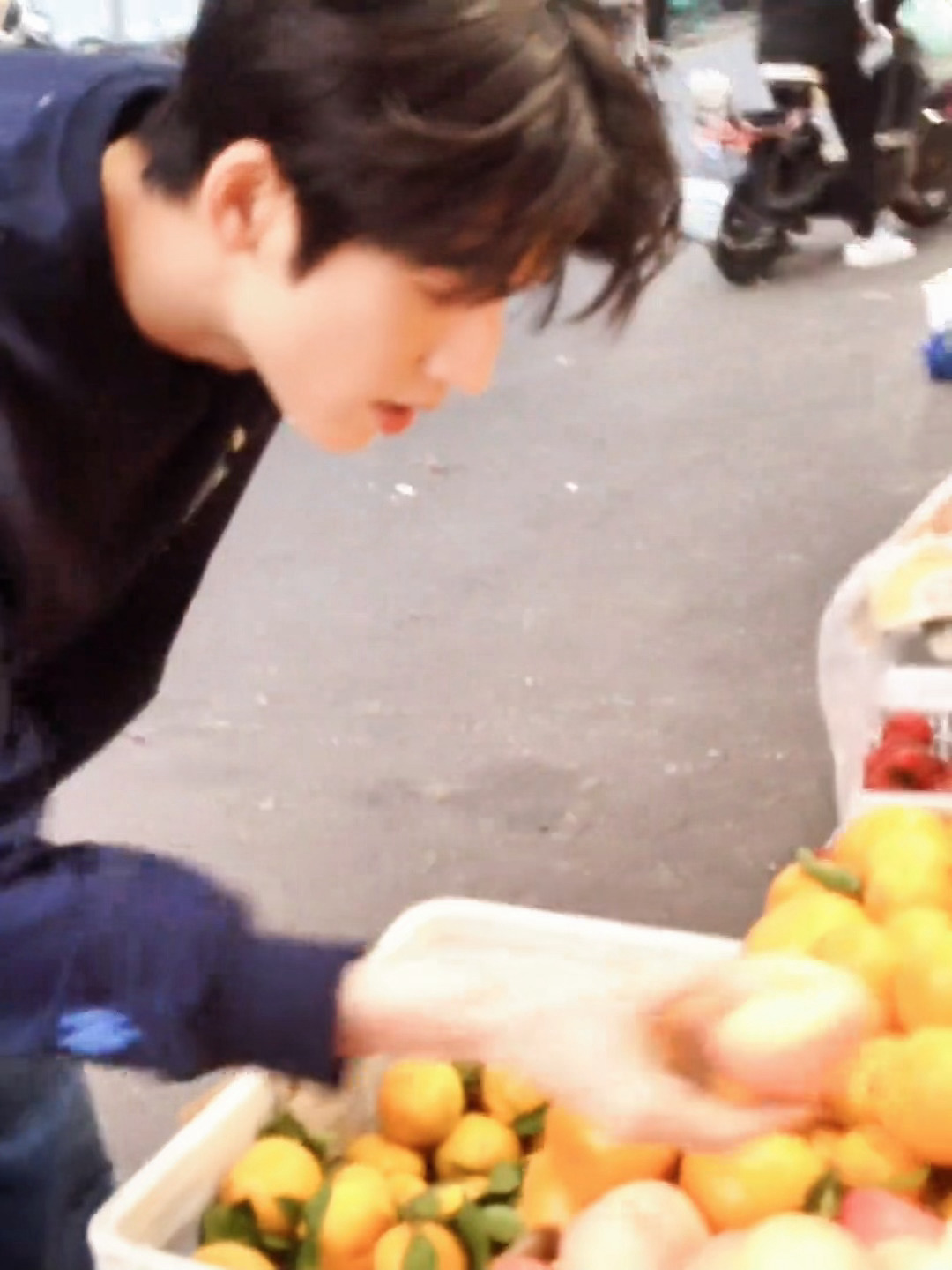 让人心动的视角张凌赫随手就拍了🥺和男朋友的饭后散步视频🈶 