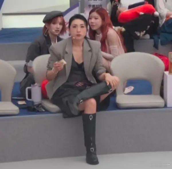 浪姐一公直播这个淡淡一直在淡淡的吃零食 笑死我了一直在后台吃吃吃 