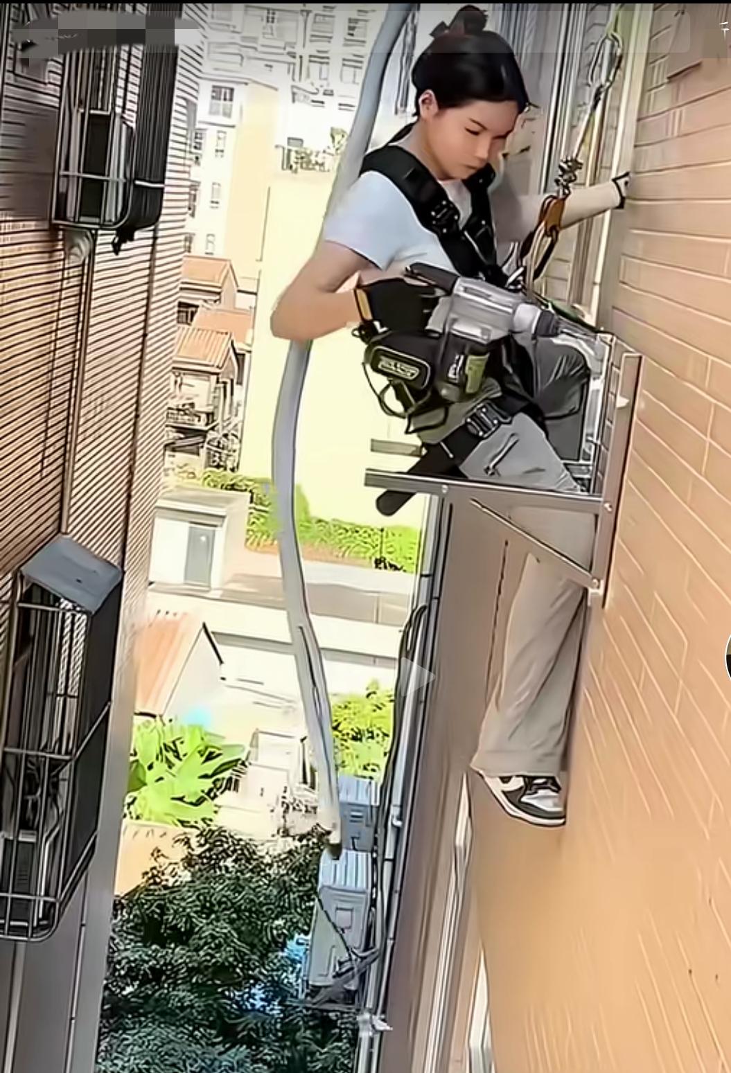 如果不是为了生活，谁愿意拿生命去赌明天。一个姑娘家，靠一根绳子，在几十米的高空为