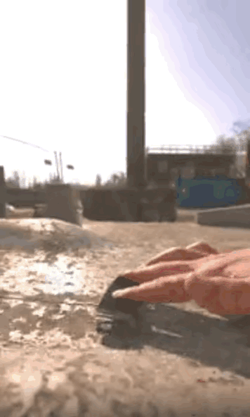 图一：手指滑板，那玩的好的人很少吧？
图二：想要身材好，每一天的锻炼肯定不能少。