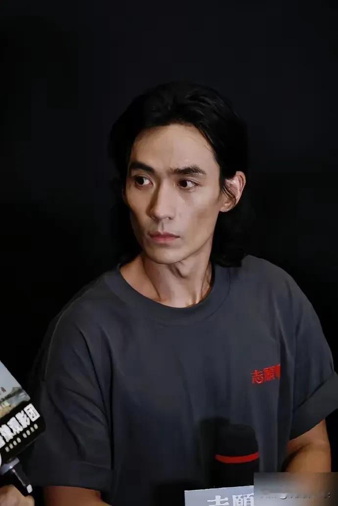 以前多帅气斯文啊，现在怎么面相变了，感觉瘦的不好看了，说不上来哪里变了，就是不帅