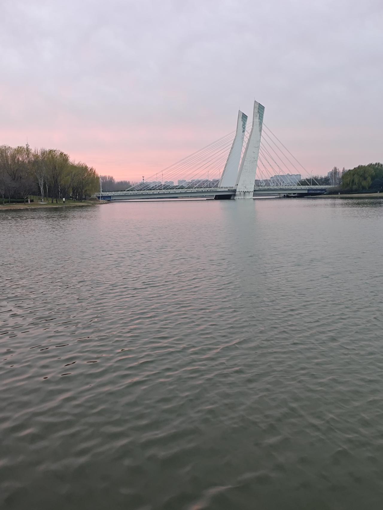 情绪调控的小技巧

  人这一辈子或许我们没法掌控坏情绪的出现，但你可以试着用积