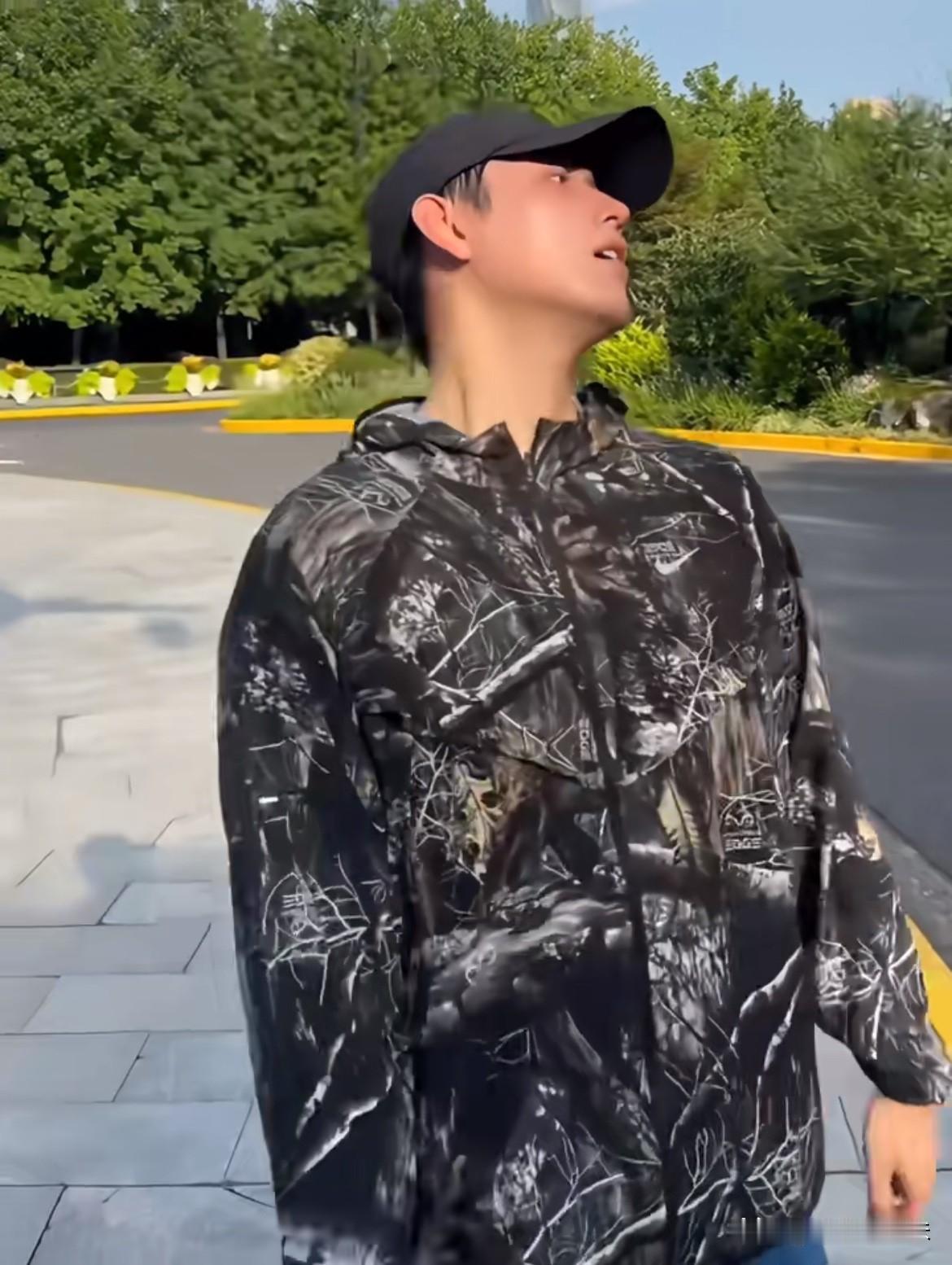 陈飞宇估计是遗传的容易胖的体质！
为了瘦跑步把自己累到虚脱了[流泪]，但是这配速
