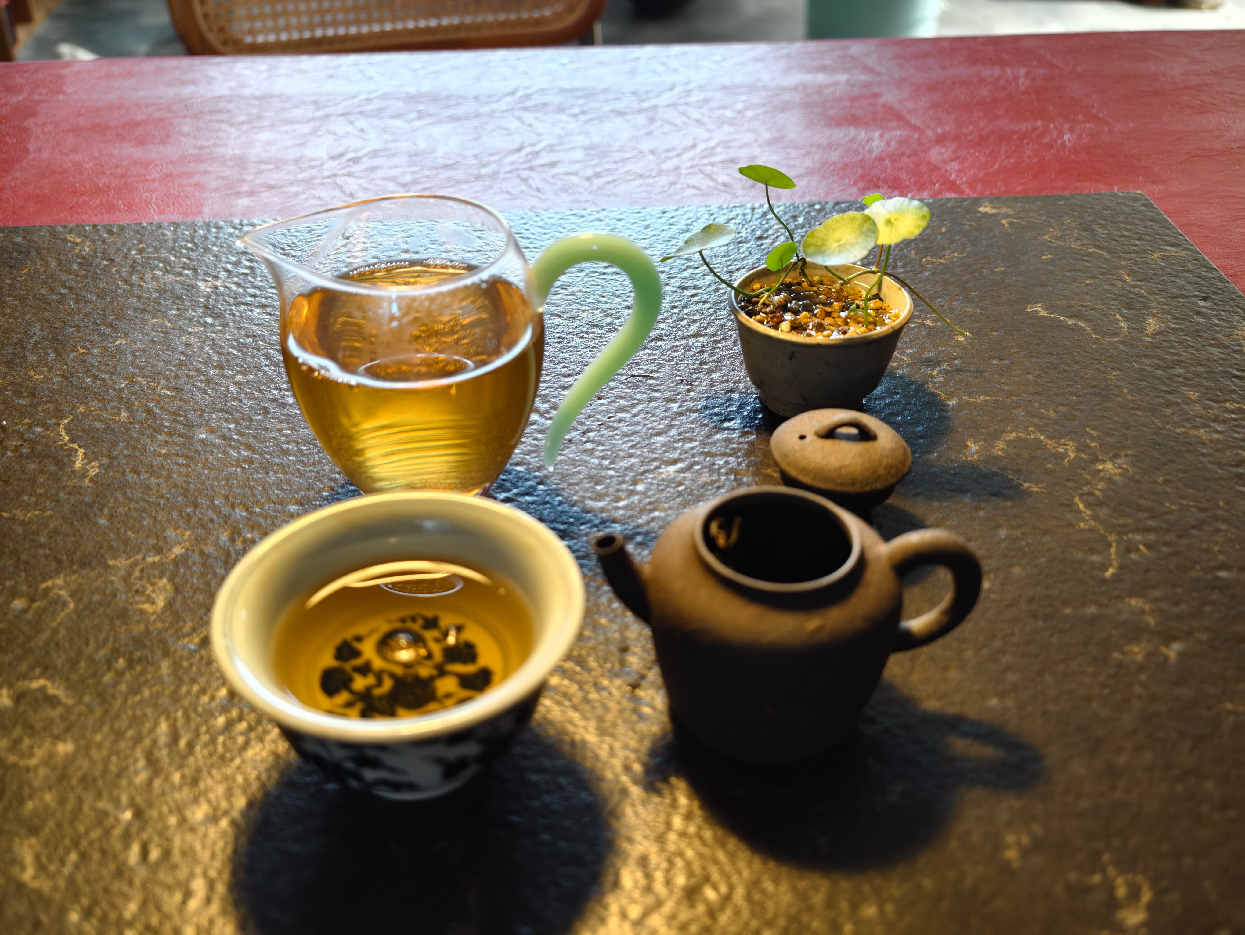外头再闹也不管，坐下来泡杯茶，放张碟～安心喝茶最舒心。舒心思言日常