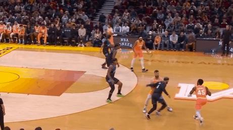 多镜头解析：逐帧拆解米切尔技术细节，爆砍45分率队大胜P1回合一：挡拆行进间走Z