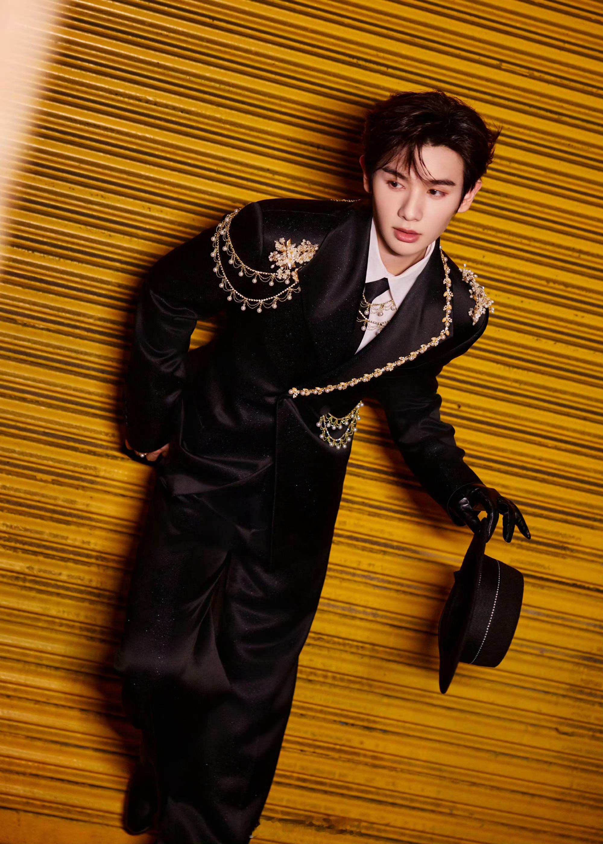 王子身边不一定是公主 聚光灯锁定！王子装惊艳亮相，众人屏息等待公主登场...咦？