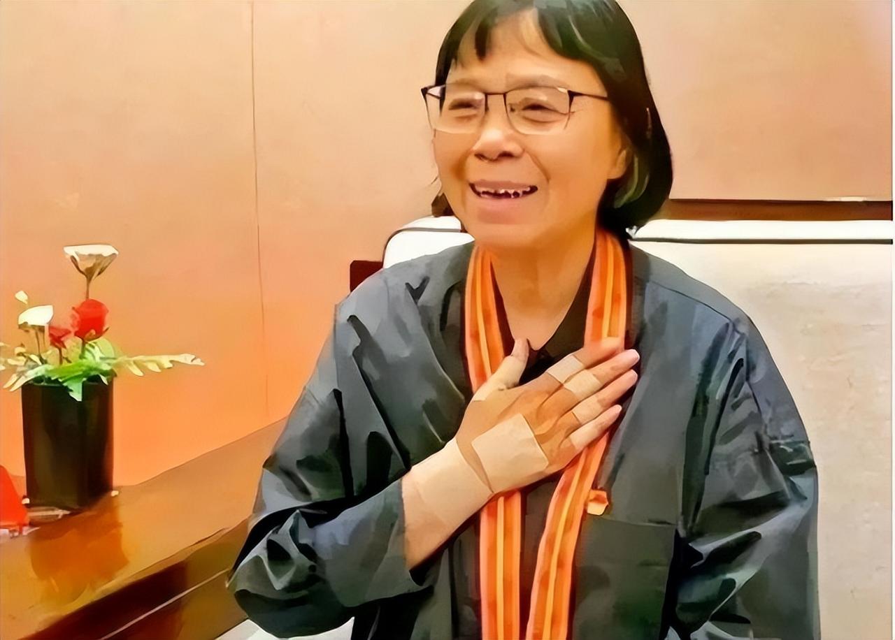 近日，“张桂梅卸任华坪女子高级中学校长”的消息在社交平台蔓延，相关话题迅速引发热