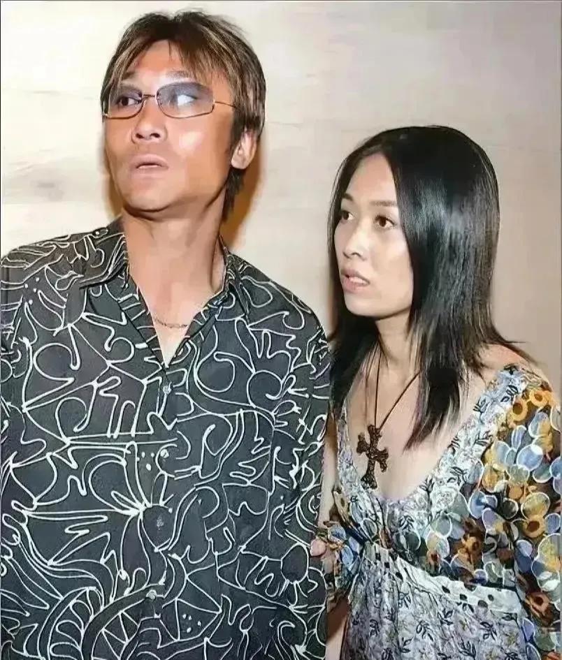 岁月如歌，时光荏苒。2000年的那英与高峰的合影展现了两位才子佳人的青春风采。这