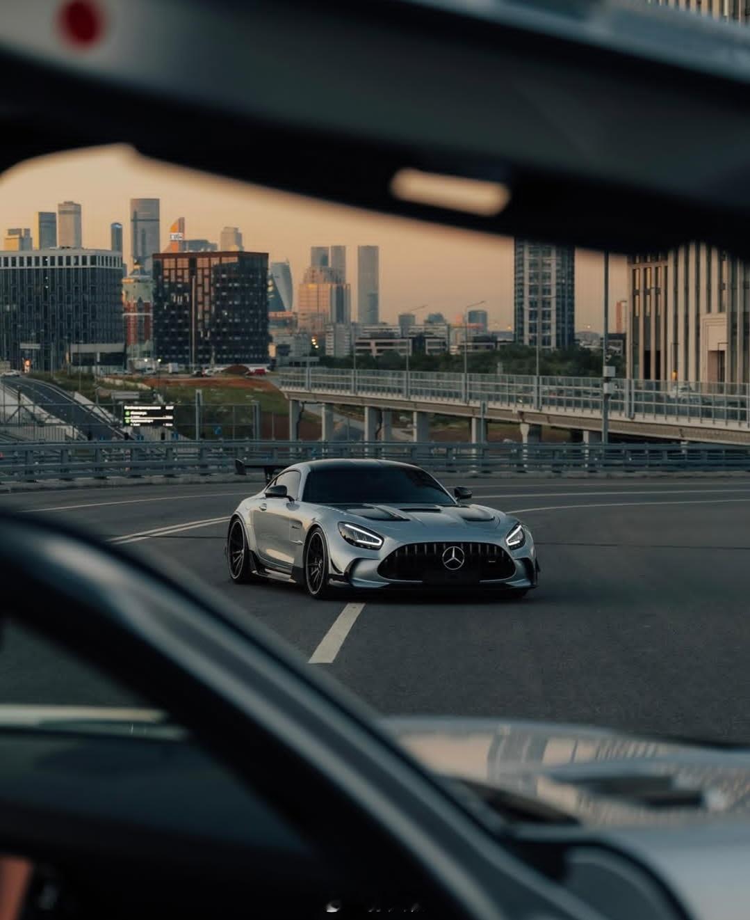 德系车[超话]大v聊车汽车美图 没人能拒绝一台鸥翼门。 ​​​