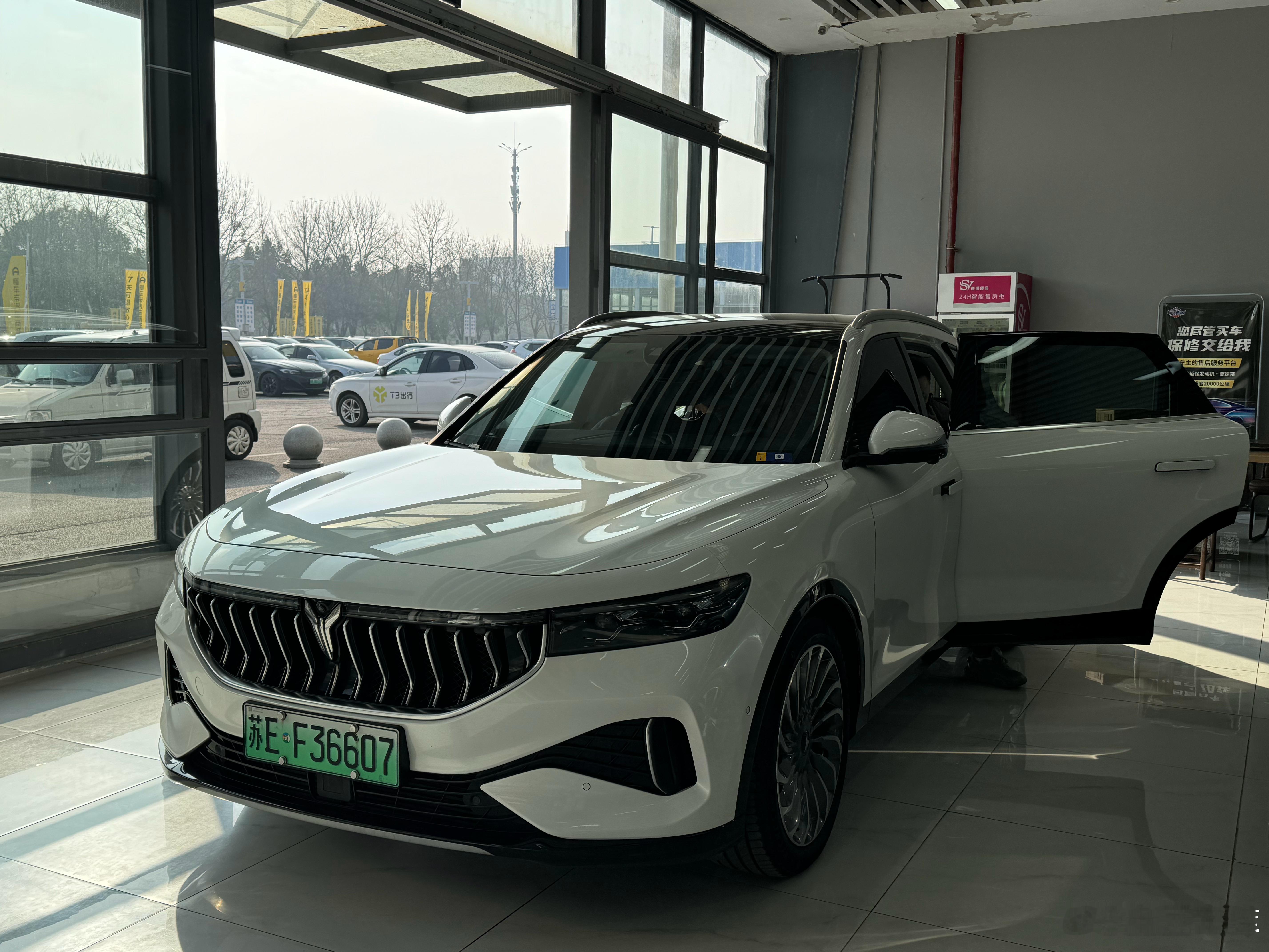 开门不到30分钟就有四个客户进店看车今天选择上班是明智选择 武汉·土豆车库