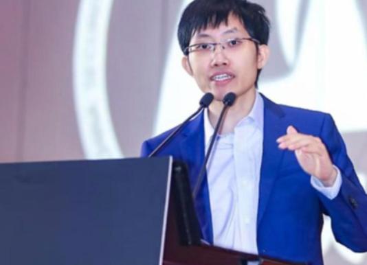 不到一年，被捧上神坛的“英雄”成了“人人喊打的过街老鼠”，国家是时候出手管管AI