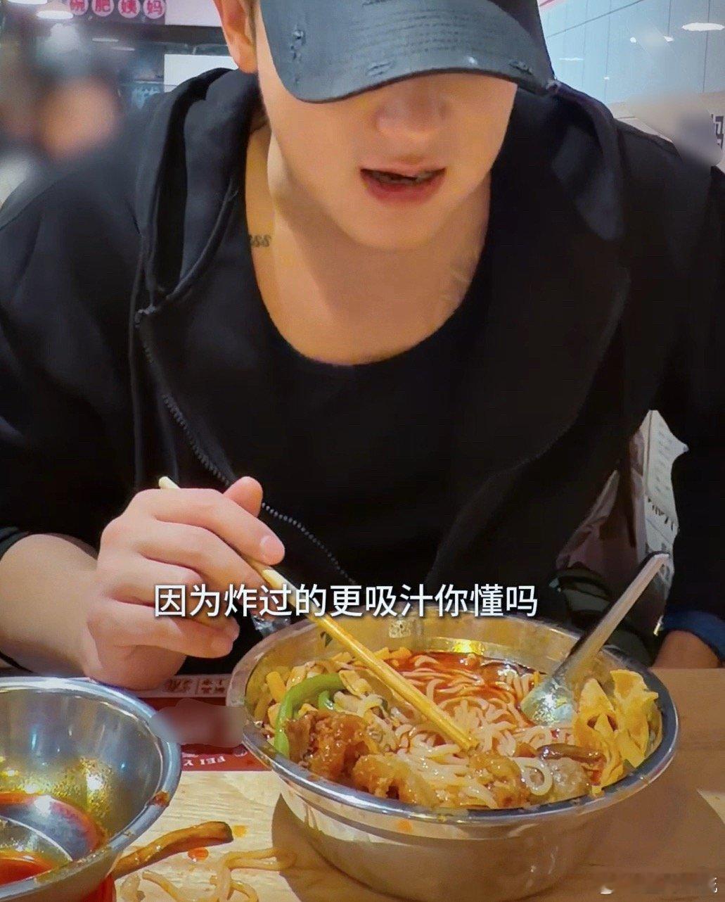 黄子韬徐艺洋互怼名场面上新了黄子韬徐艺洋日常也太有梗，随时随地押韵互怼，直播吃饭