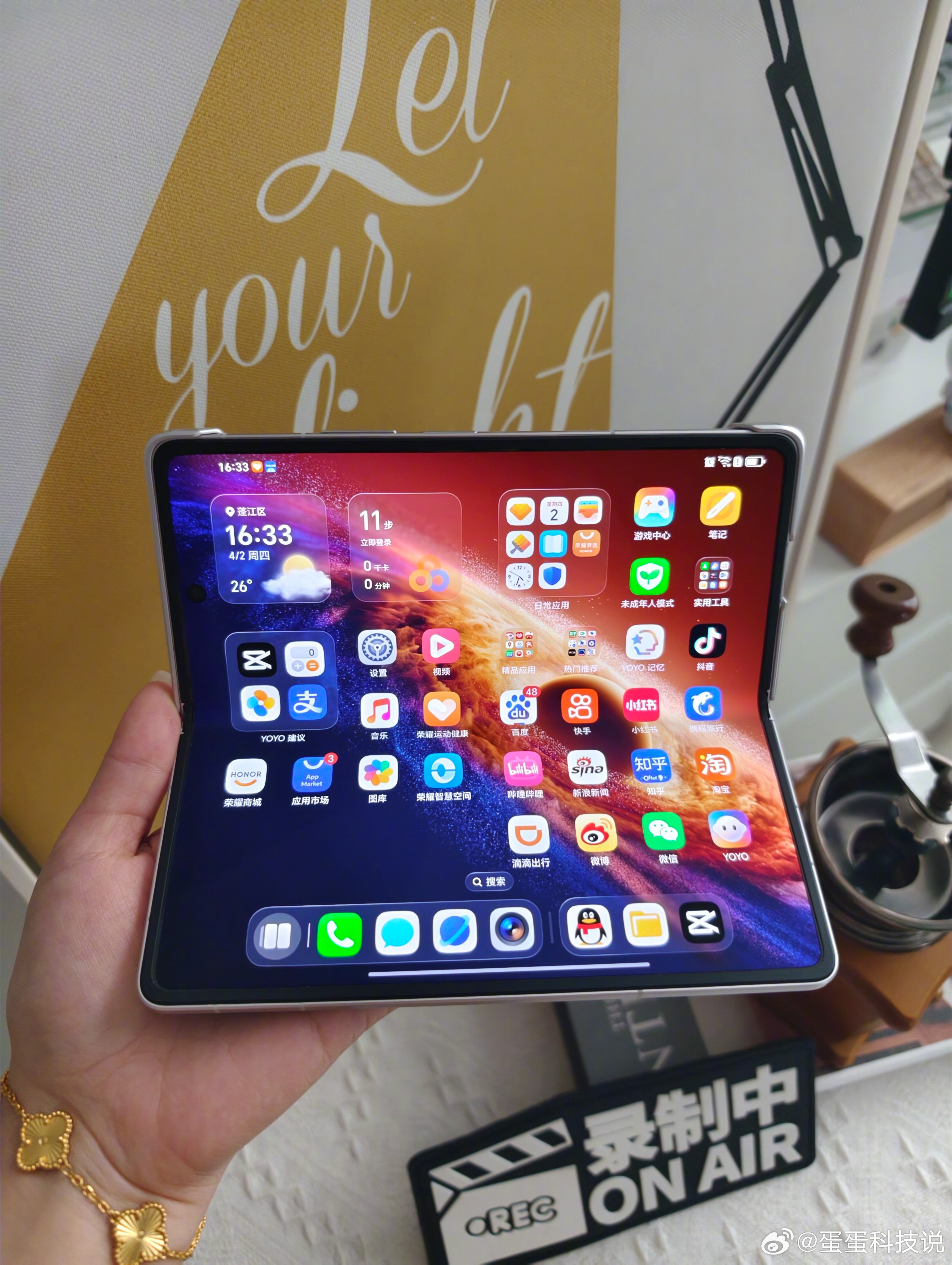折叠屏这几年的升级真的太直观了！以前又厚又沉，拿在手里跟块小砖头似的，现在轻薄得