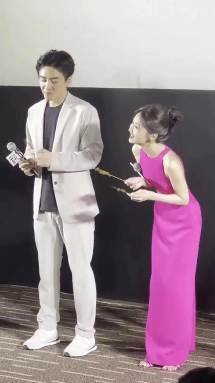 毛晓彤和陈晓也抵挡不住淄博烧烤的味道，二人台上出席活动当众吃烧烤，网友评论：美女