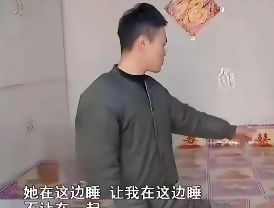 洞房花烛夜，新娘突然说道：“把礼金拿出来。”新郎先是一愣，随后便将礼金递给了新娘