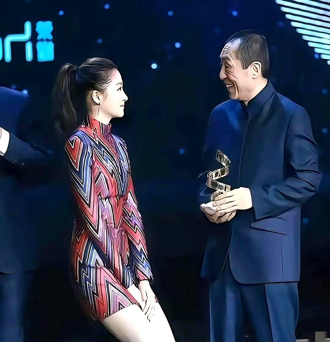 巩俐赤脚奔向张艺谋的戏码，压根没发生过。
 
没有踢掉高跟鞋的狂奔，也没有晕开睫