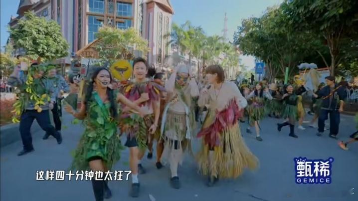 邓超到哪都像本地人哈哈哈哈哈 之前海南骑电动车，现在云南跳野人舞，邓超到任何一个