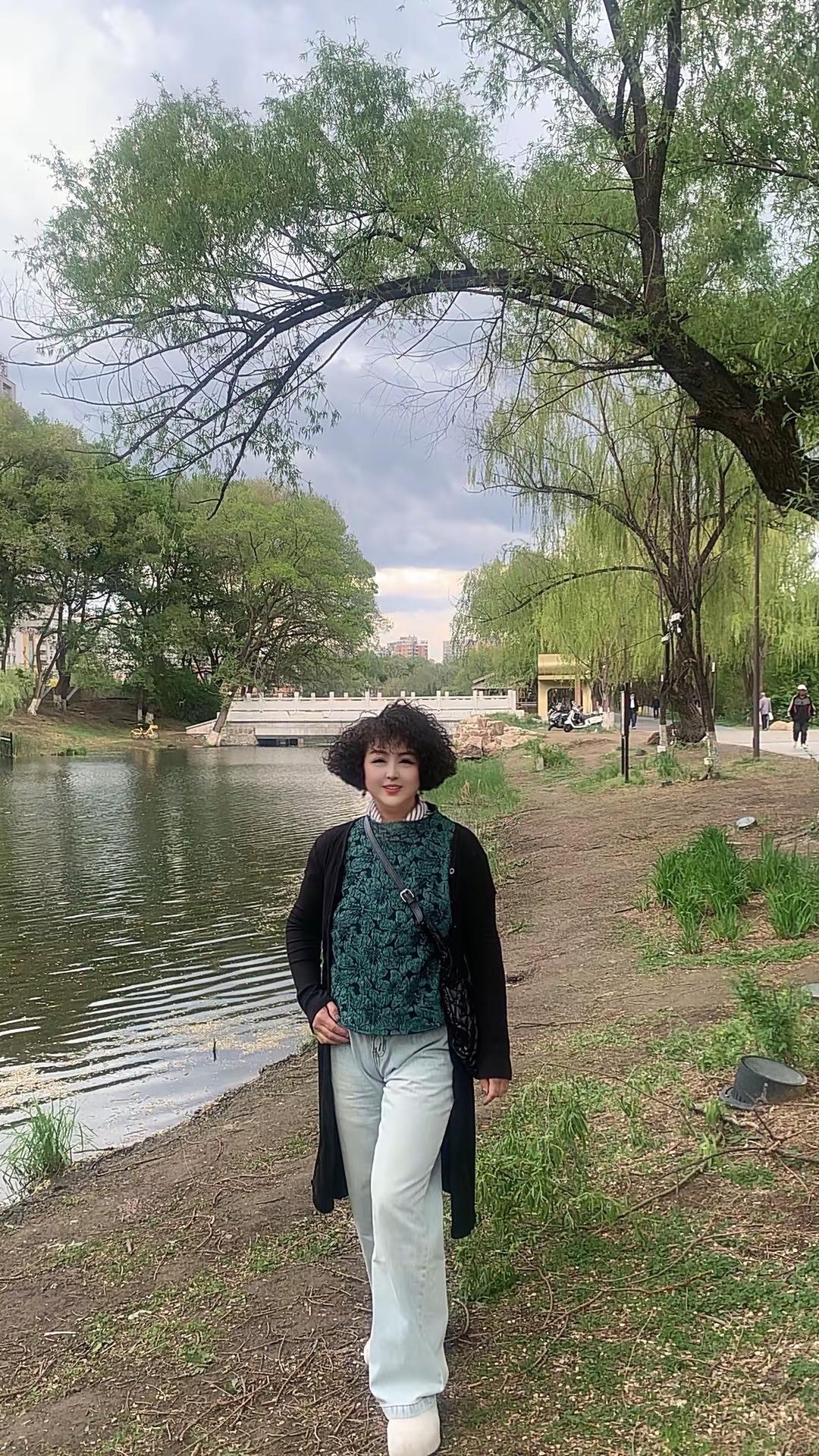 请尽量快乐 人生已经被很多人为难了 自己就不要为难自己了