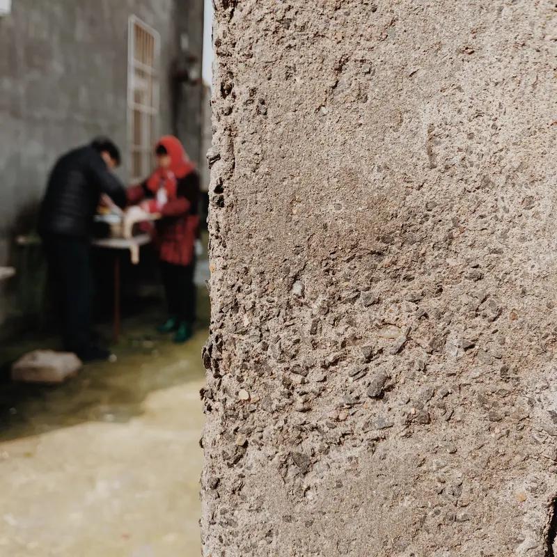 女子娘家和婆家仅一墙之隔 女子娘家和婆家仅一墙之隔，这样的事儿听起来就超有故事。