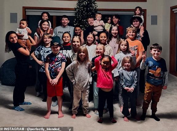 【22口之家的日常：美国母亲养育20个孩子，做饭洗衣连轴转】美国华盛顿州一对夫妇