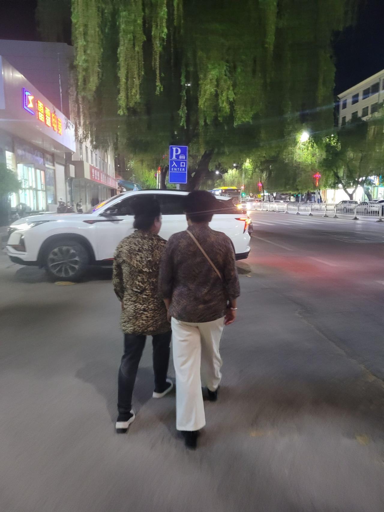 还没过门时，婆婆抓住机会就跟我唠叨，说大姑姐多孝顺，把姐夫的旧车都送给老头子了。