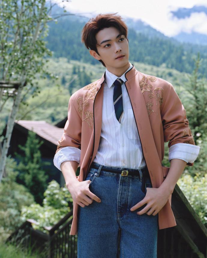 许凯在山里帅成这样了对许凯的腿长有了实感 颜值与身材双在线，许凯完美诠释了什么是