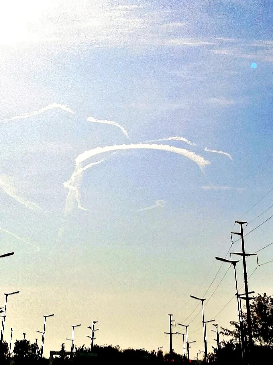 今天的天气真好，云淡风轻的，空中的航迹是战鹰们飞行训练所产生的飞机云吧？[笑][