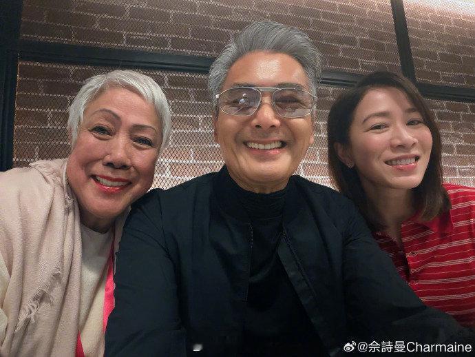 佘诗曼 人生第一张和发哥的自拍 周润发佘诗曼黄宗泽吴卓羲合照 佘诗曼发文：人生第