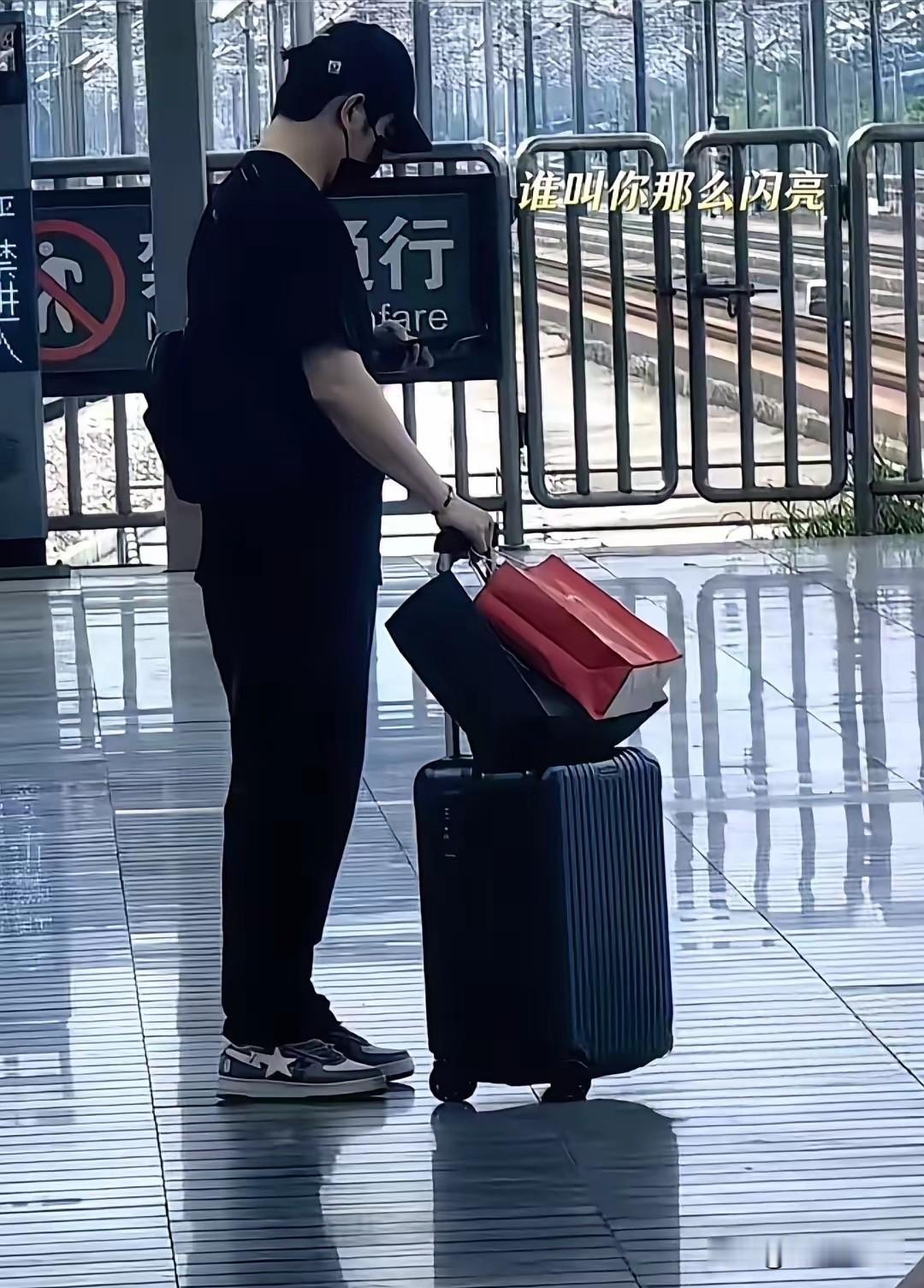 樊振东回广州探亲，被球迷认出来了！
网友盛赞:这才是真正的球迷！

该球迷说: