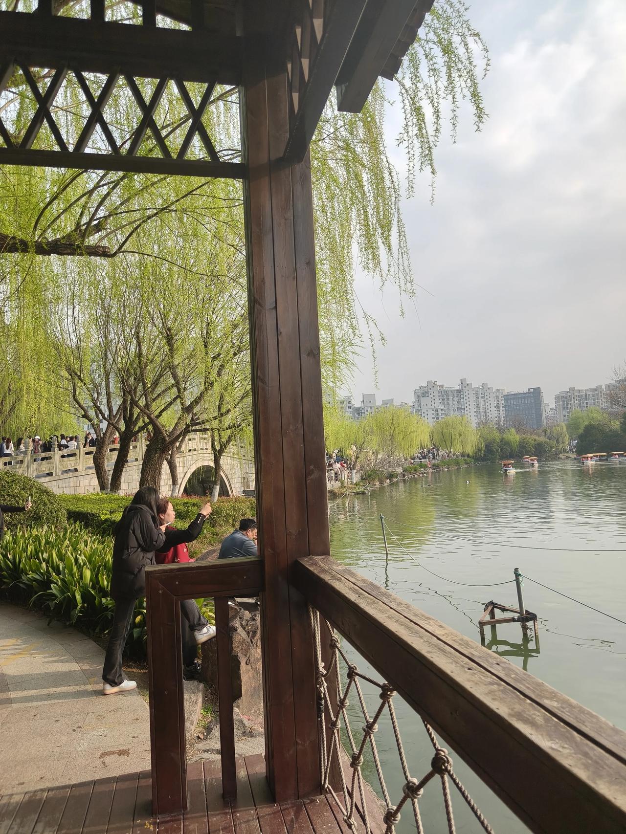 记。｜如果绿色是一种火焰🔥

一段时间的追着春天跑，突然感觉就有些累了。再美的