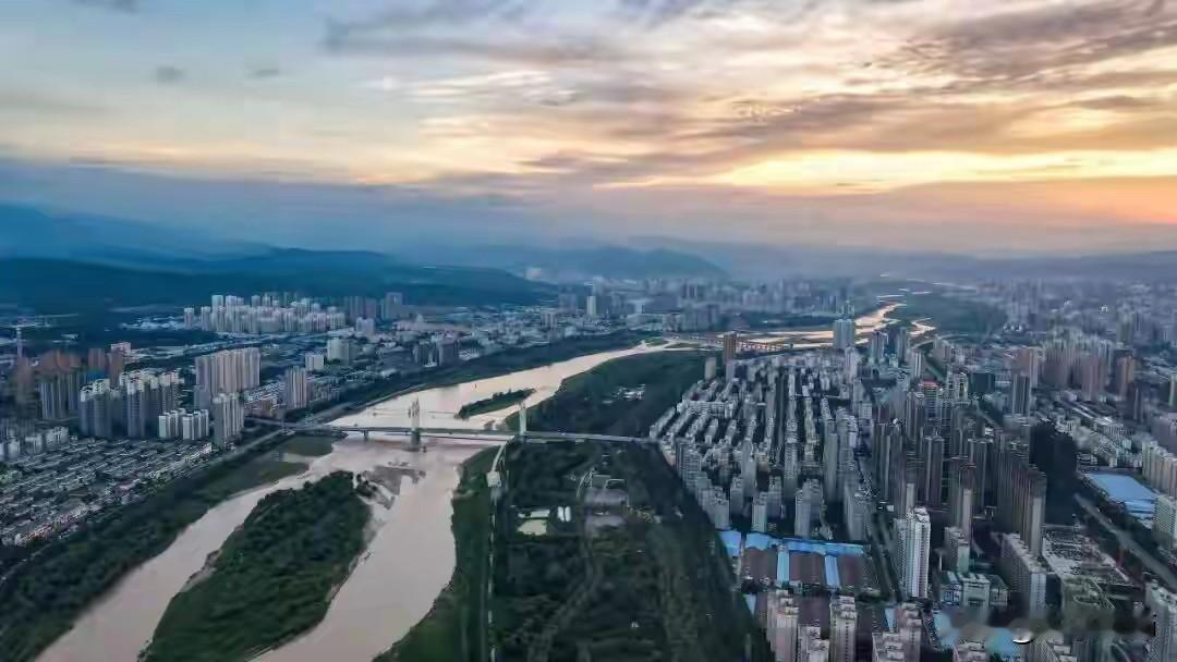 8000元买套房，真的吗？
是真的。
有人在陕西宝鸡花8000元买了顶层二手房，