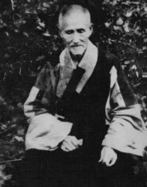 小村庄世代守护一座荒坟，挖开之后，里面竟是失踪的开国大将

深山里的无名小村庄，