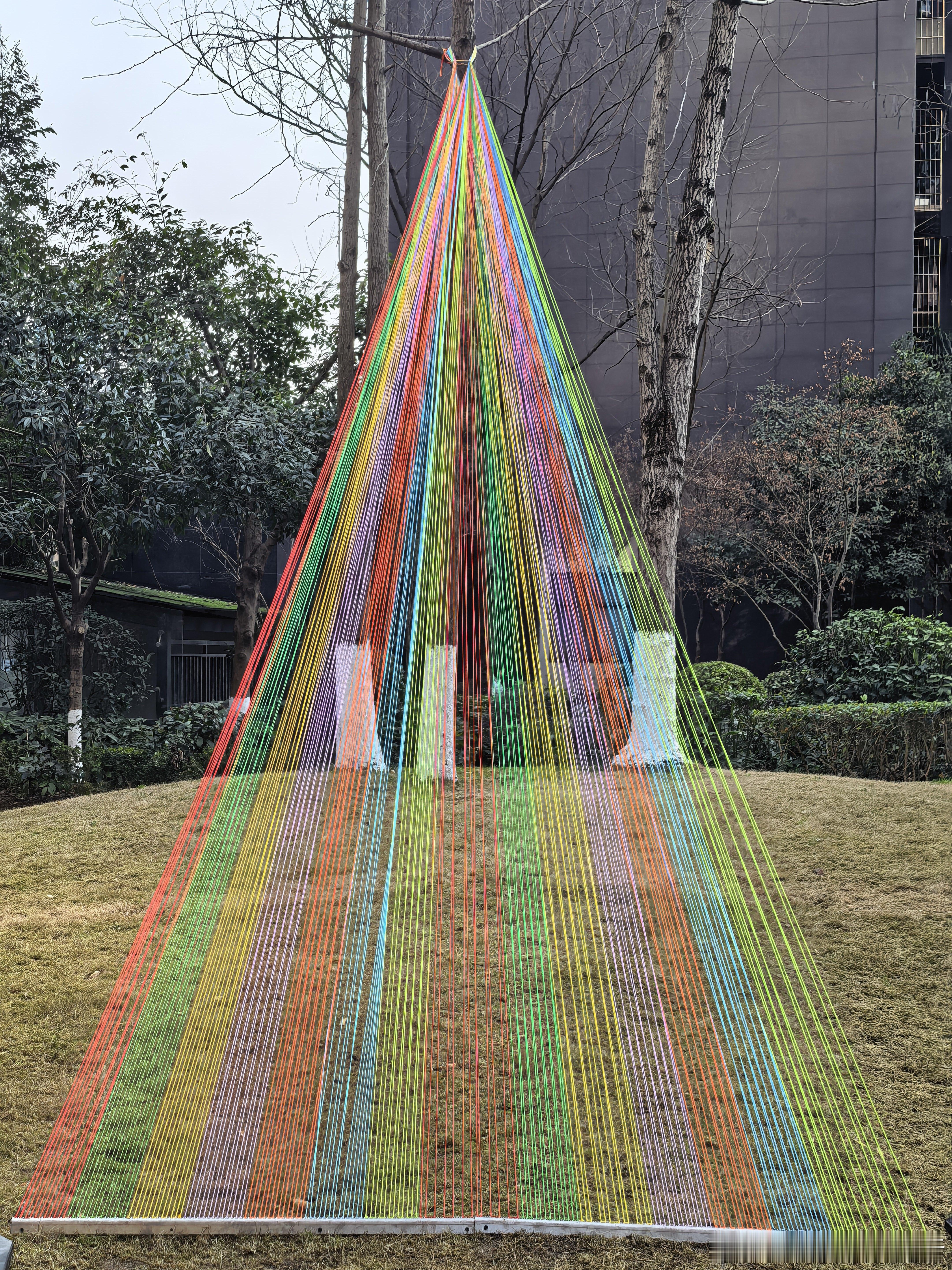 现代人能以低生存成本换取前所未有自由，这才是真正时代红利。人生短暂，值得按自己喜