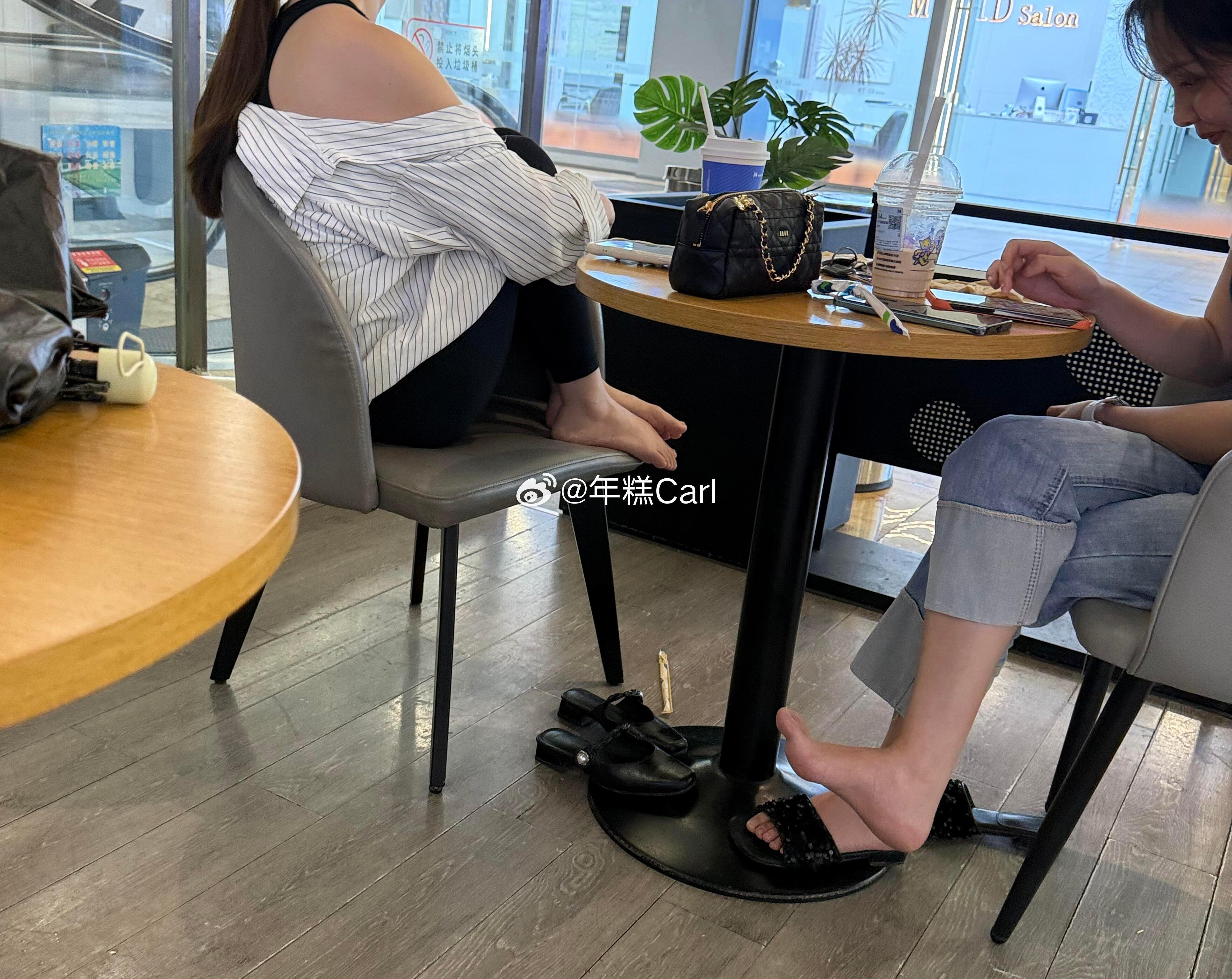 出来喝个瑞幸咖啡被恶心到了，全程把脚丫子露外面…这可是餐饮公共场合 