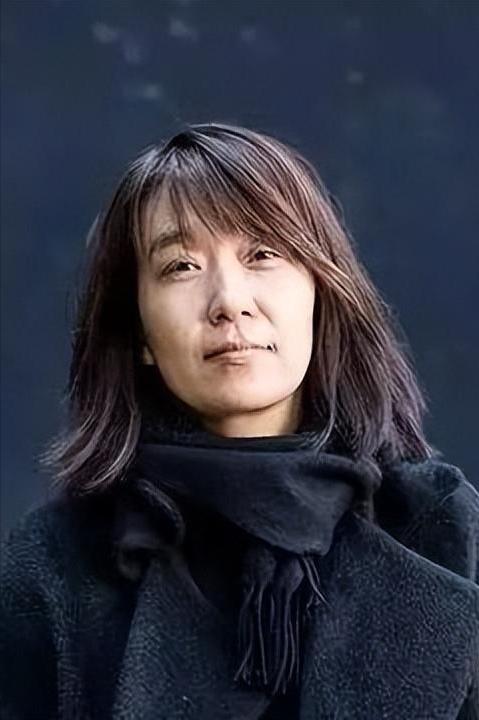 女作家，韩江，是第一位获得诺奖的亚洲女性，也是第一位韩国获奖的作家，她说，起先，