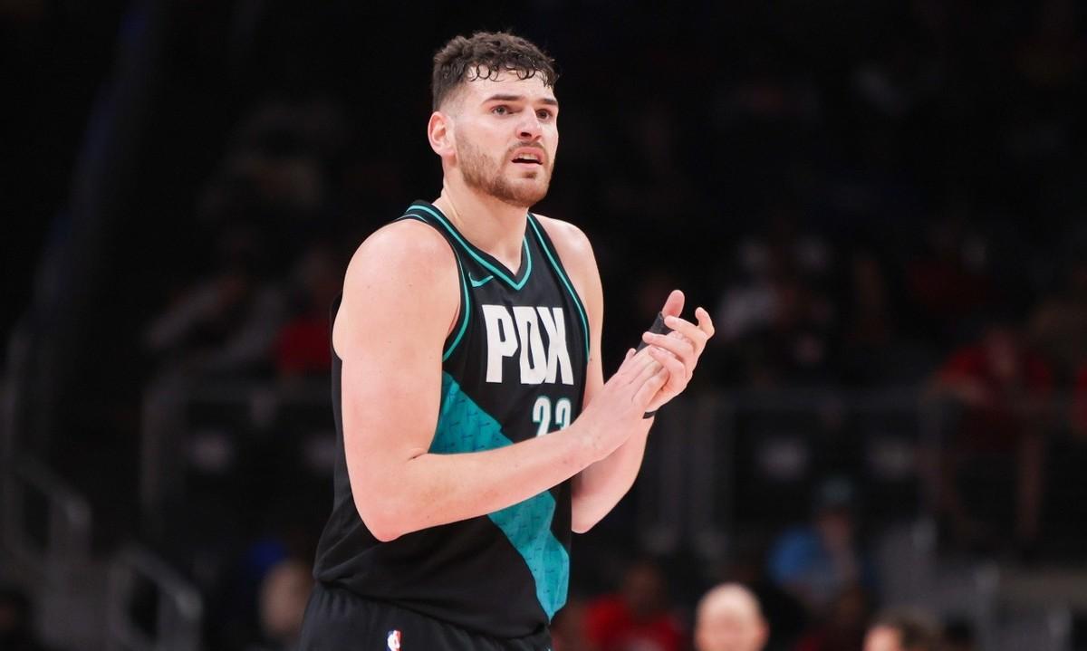 作为看了十几年球的老球迷，看到克林根这一节半就轰下 21 分的数据，我手里的茶杯