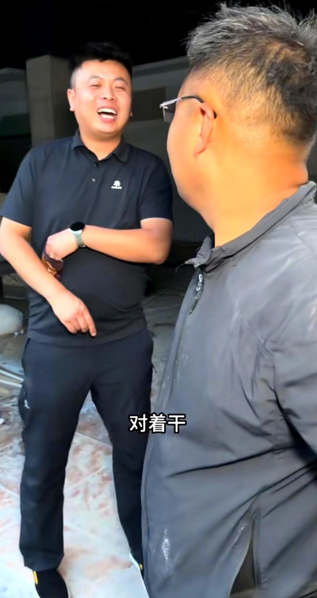 亲兄弟真能闹到这份上？
一个说要“必须制服”，一个却在旁边劝别较真，现场这画面，