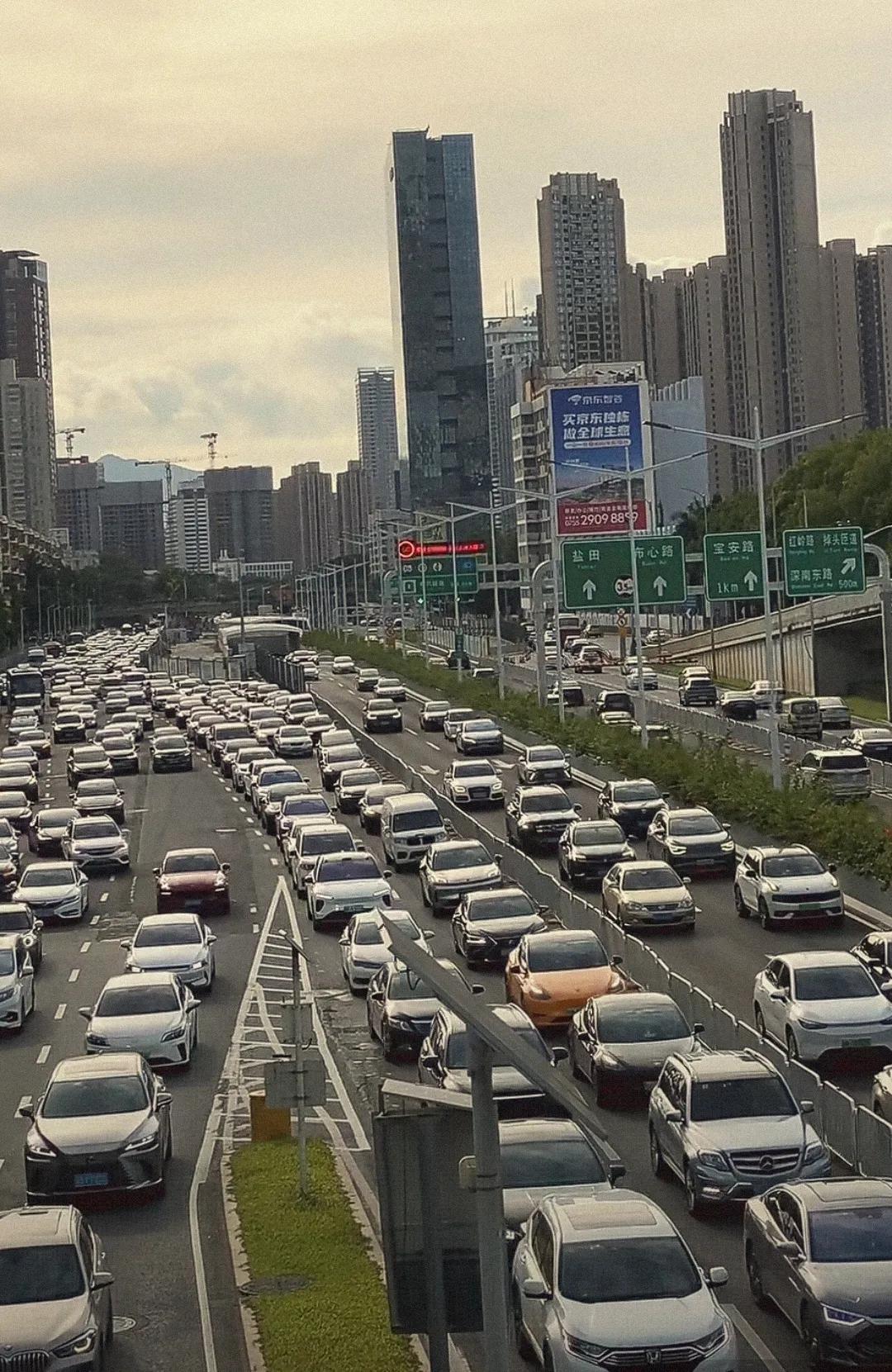 现如今看到深圳地铁里程被成都甩在身后，内心是深有感触。仔细观察即便是早上7点左右