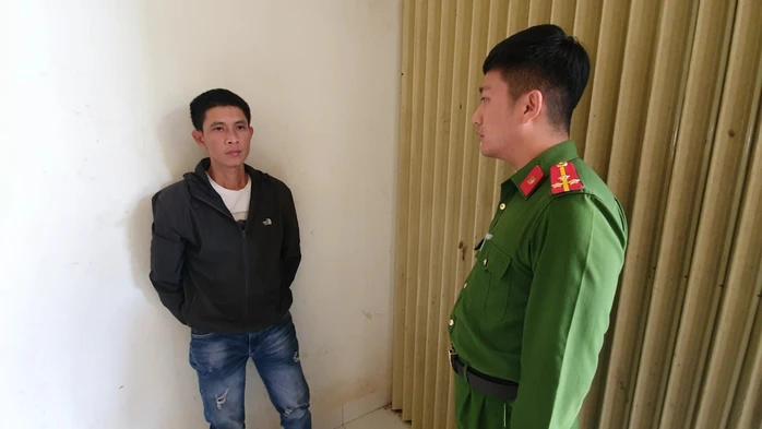 越南一名男子“携带两把枪”来到一名妇女的家中，打破了大门，并向屋内开枪以解决冲突