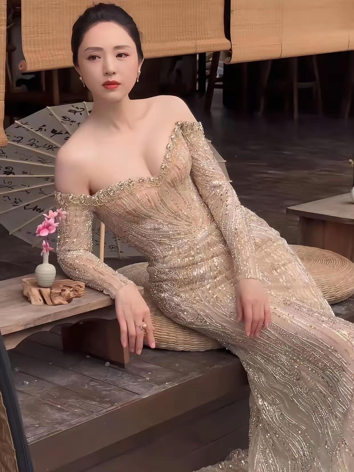 董璇变了，说不上是变丑还是变美了，只觉得她有些陌生，仿佛不再是记忆中的模样。
瞧