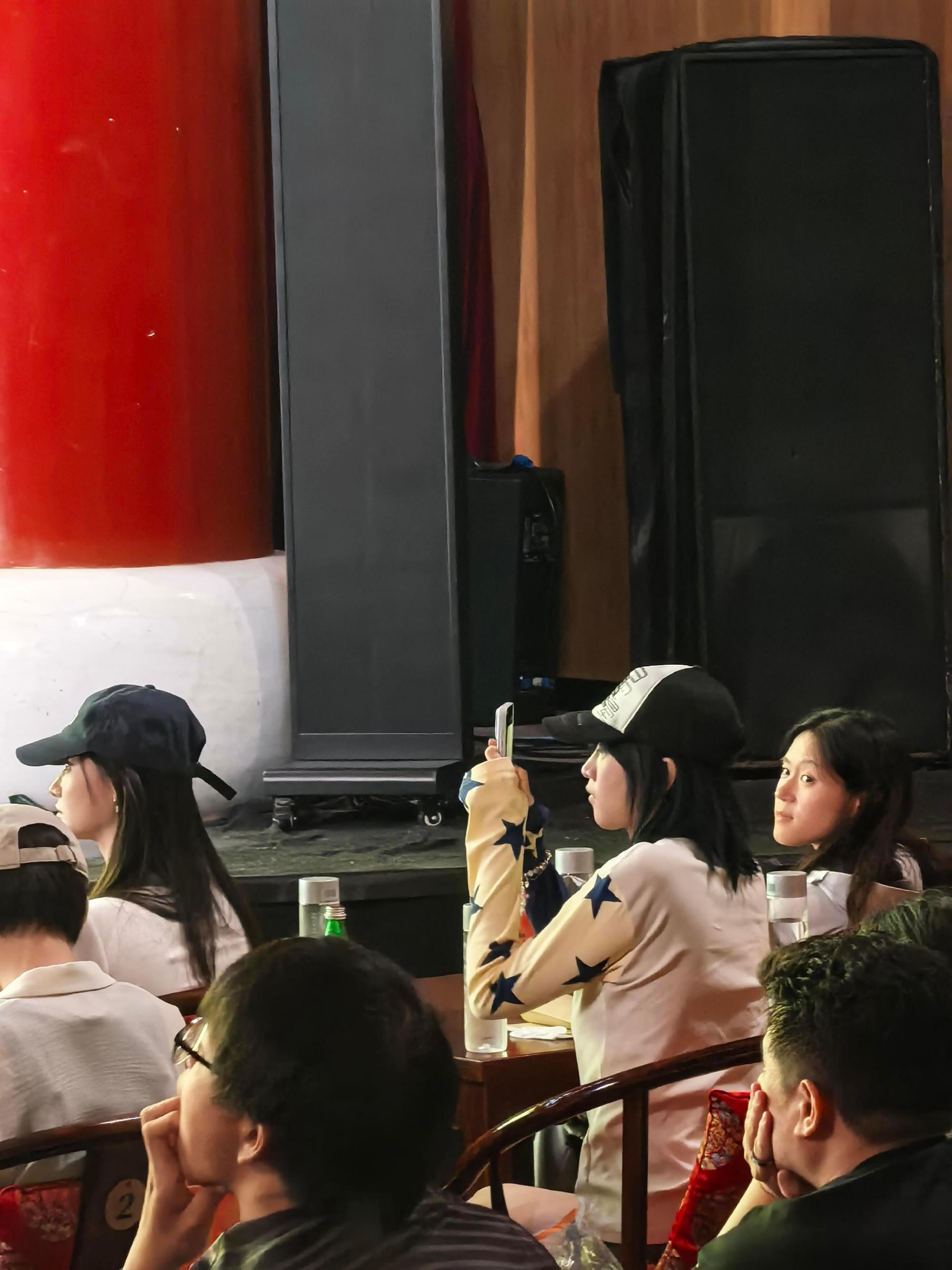 何宣林黄灿灿蒋依依看侯宇演出何宣林黄灿灿蒋依依看侯宇大戏 何宣林黄灿灿蒋依依何洁