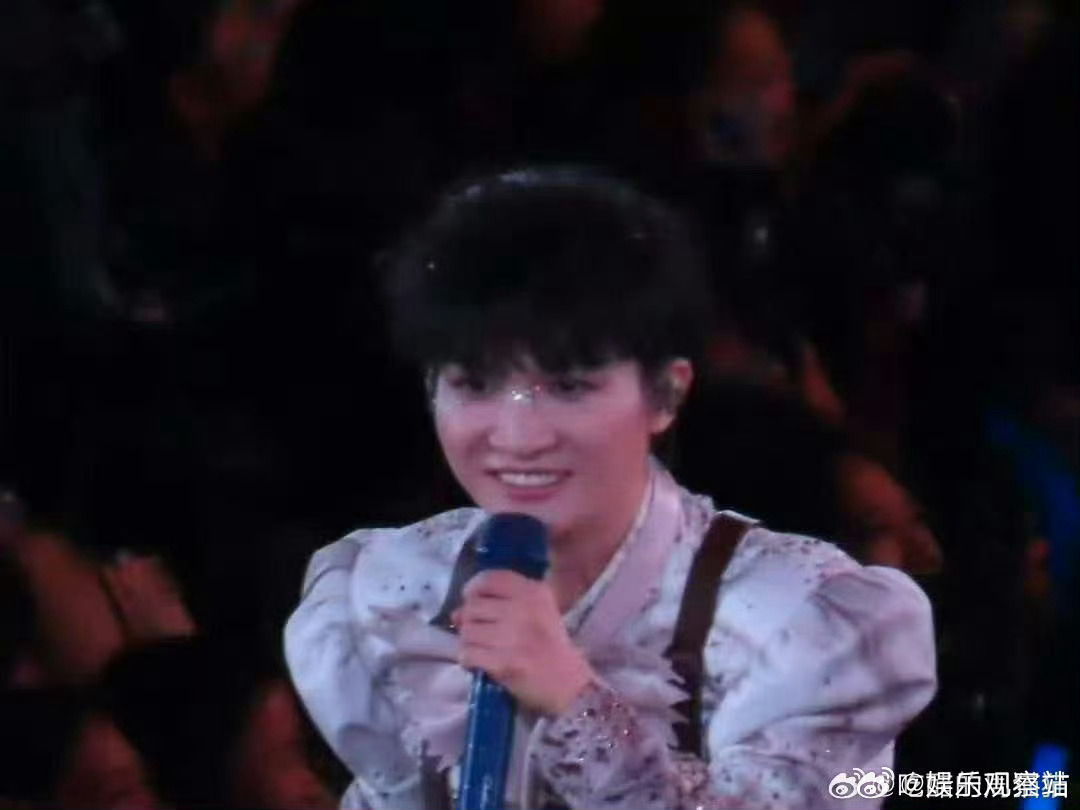 周深被台下激光笔照射，有的粉丝真低，以后买票先验下素质☹️好多人买不到票呢 