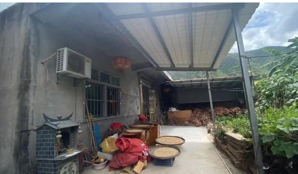 这处民房便是许金花的家！在这个简陋的屋子里，生活着男女老少共8口人。当初，刘江与