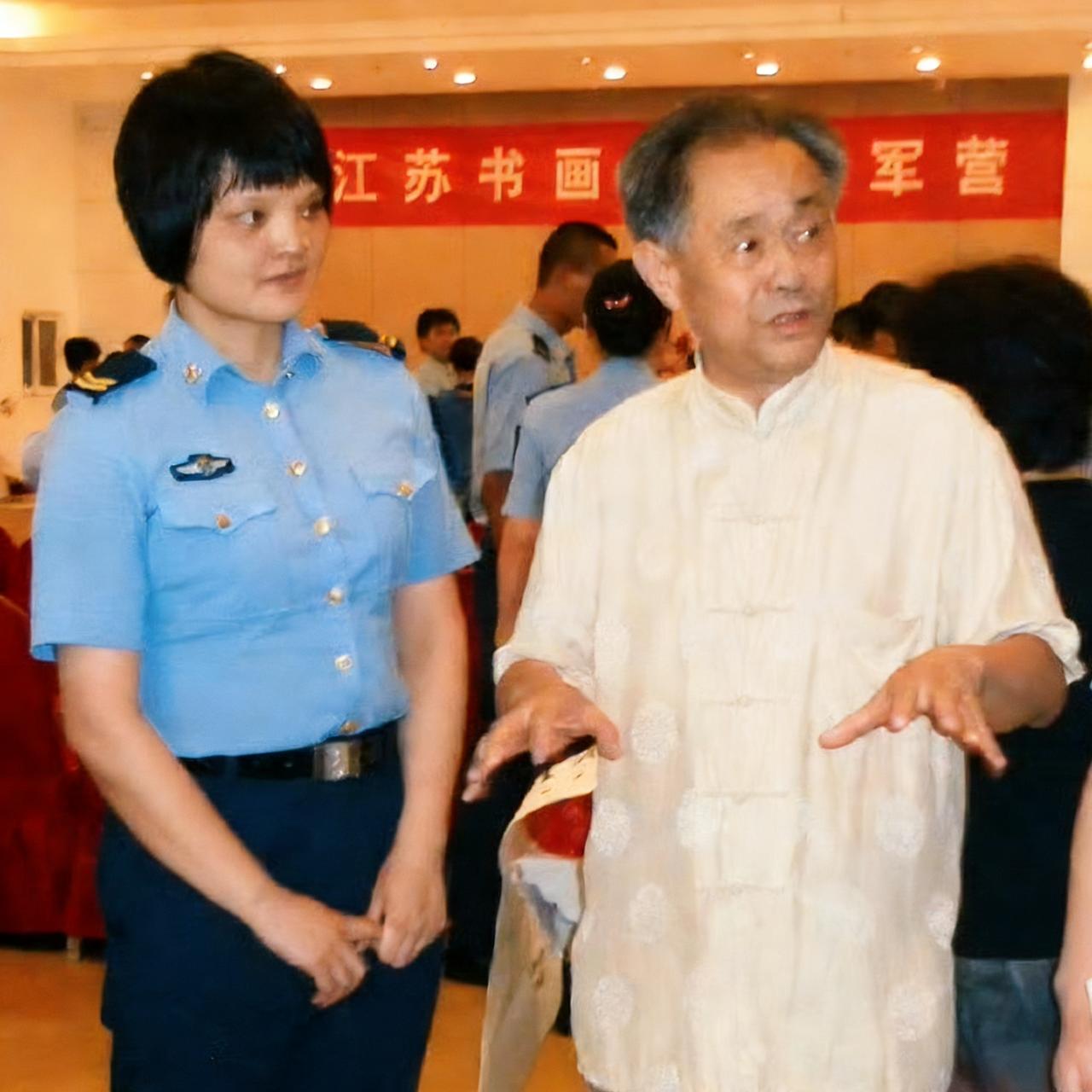 2012年，退休后的徐湖平院长，参加江苏书画走进军营交流会，一张罕见的留影，照片
